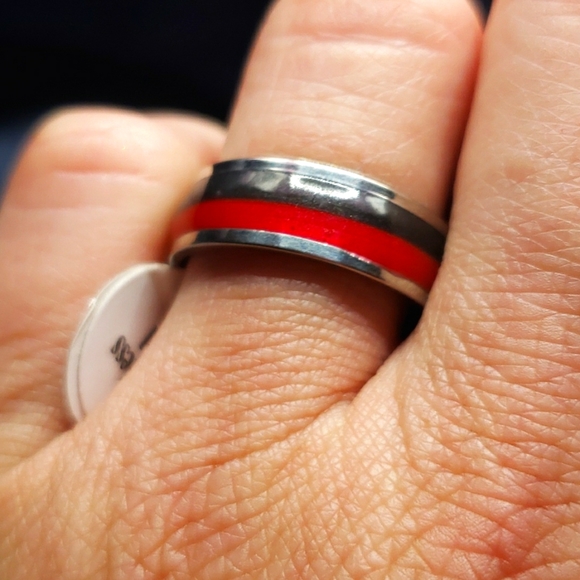 A Ring band - Picture 1 of 4